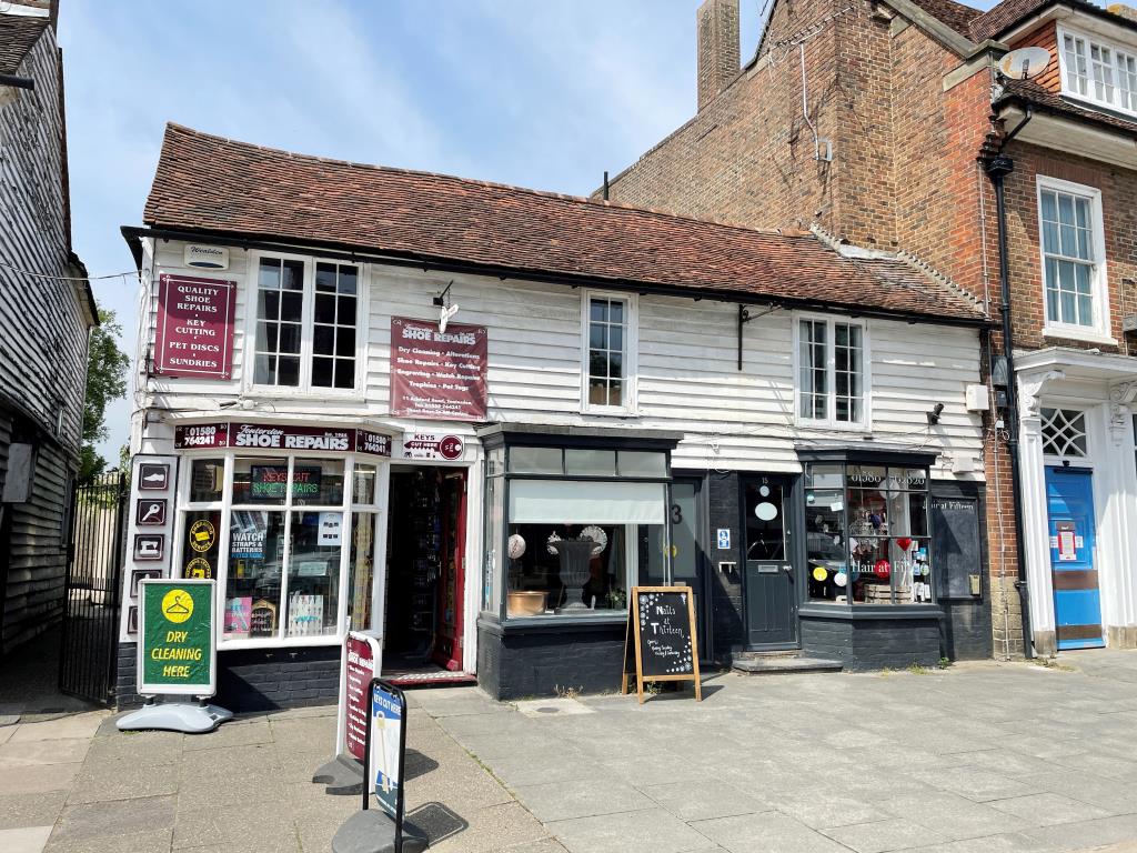 Lot: 17 - FREEHOLD INVESTMENT OF THREE SHOPS PLUS RESIDENTIAL GROUND RENT -